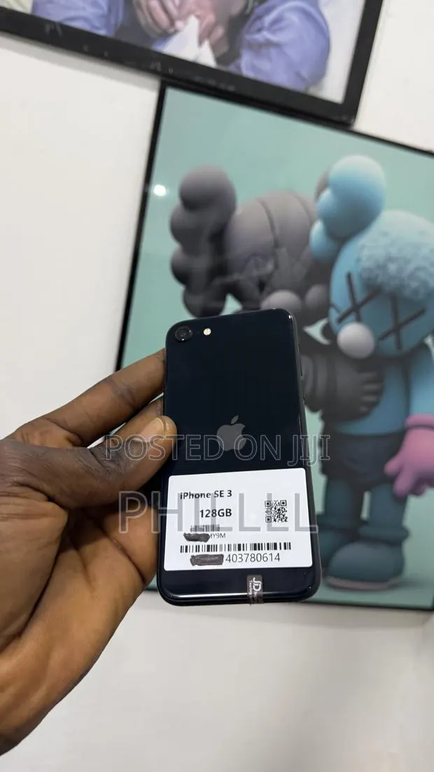 Apple iPhone SE (2022) 128 GB Black · Photo 1