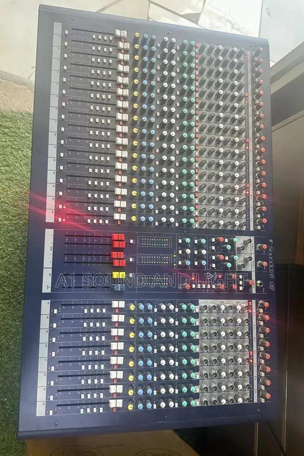 Soundcraft Lx7ii 24 Channels Mixer · Photo 1