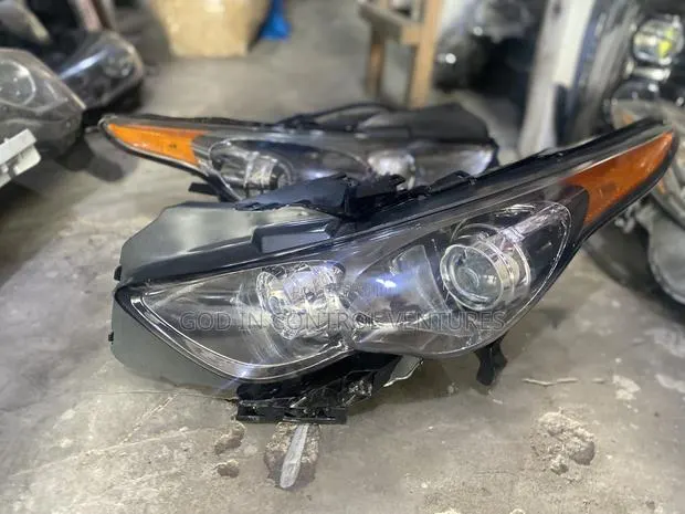 Infiniti FX-35 Headlight 2018 · Photo 1