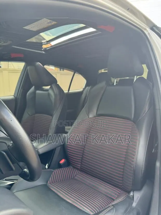 Toyota Corolla XSE 2024 Silver · Photo 6