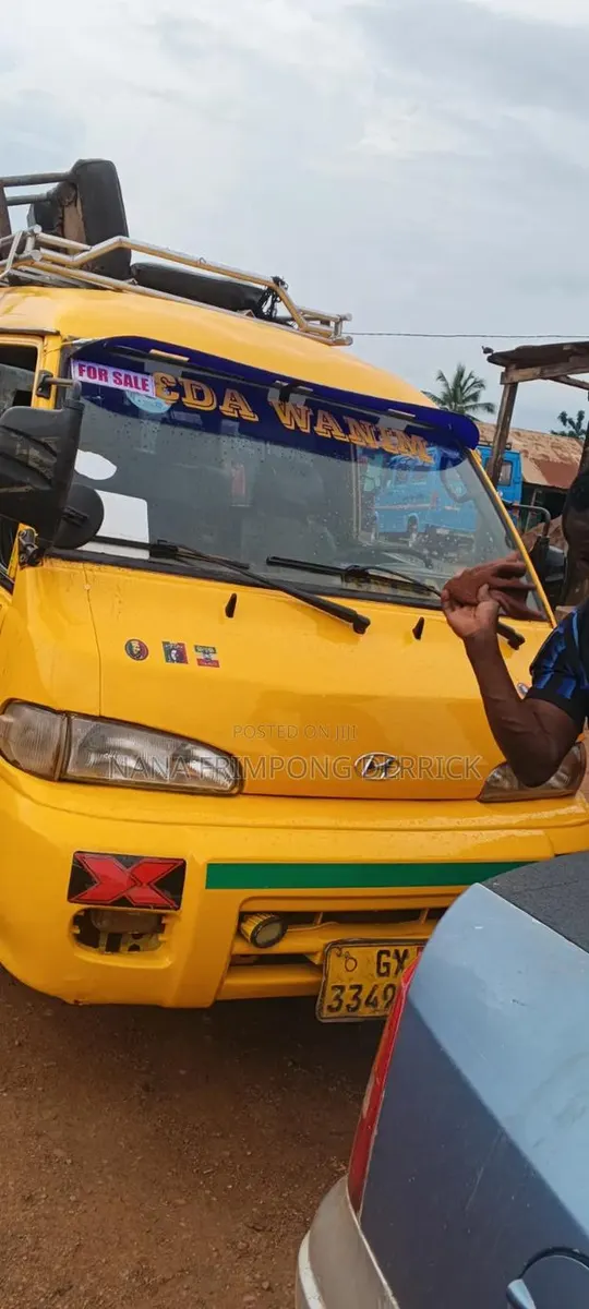 Hyundai H-100 2004 Yellow · Photo 1