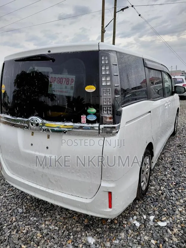 Toyota Voxy SV Premium 2014 White · Photo 1