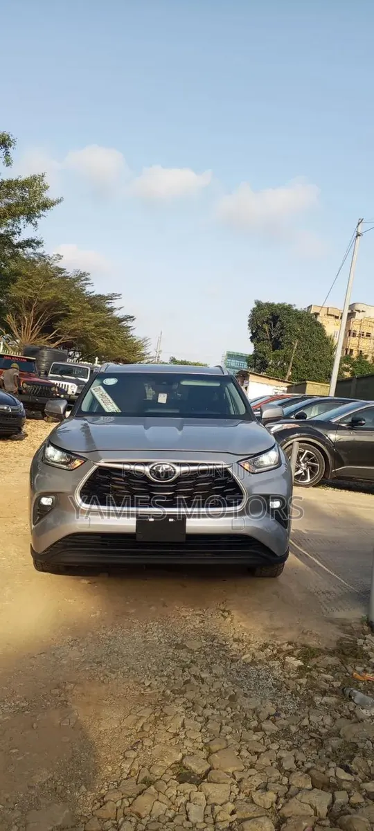 Toyota Highlander XLE 2022 Silver · Photo 1