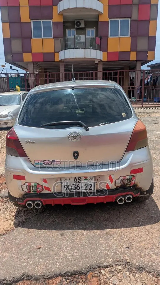 Toyota Vitz 2010 Silver · Photo 1