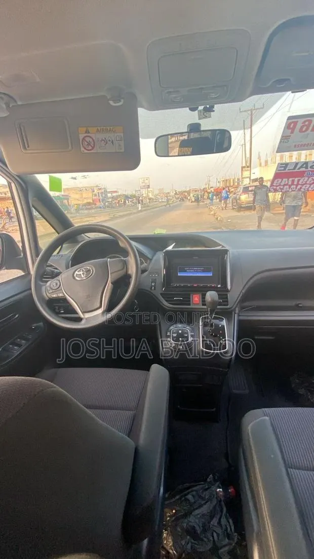 Toyota Voxy 2014 White · Photo 5