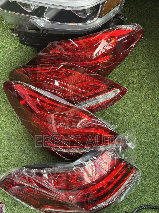 Mercedes Benz C300 2017-20 Taillight · Photo 1