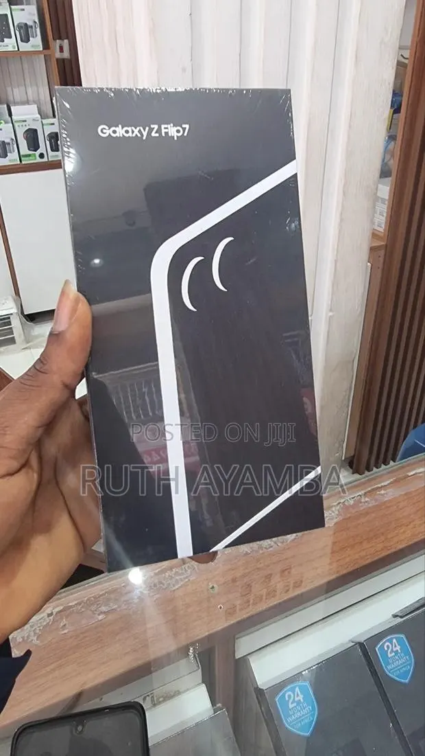 New Samsung Galaxy Z Flip7 256 GB Black · Photo 1