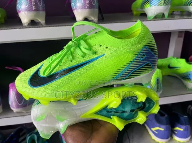 Size 35,36,38,38 Football Boot · Photo 1