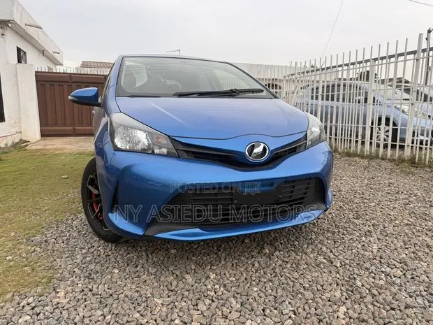 Toyota Vitz 1.3 FWD 5dr 2015 Blue · Photo 1