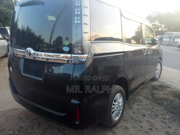 Toyota Voxy V 2WD 8-Seater 2015 Black · Photo 7