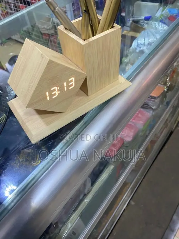 Wooden Table Clock · Photo 1