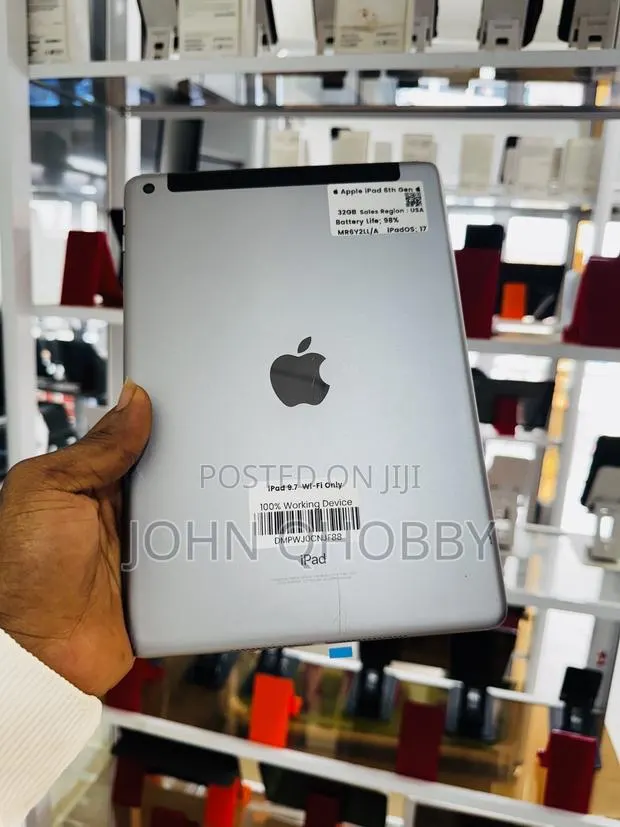 Apple iPad 9.7 32 GB Gray · Photo 1
