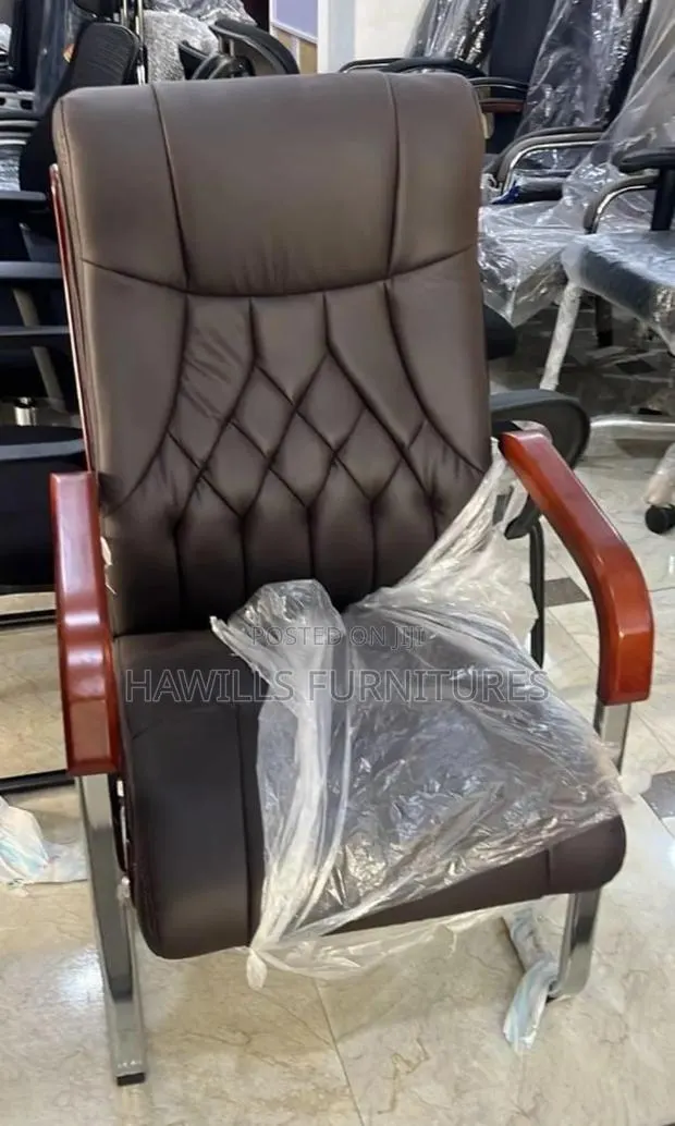 Strong Leather Visitor's Chair · Photo 1