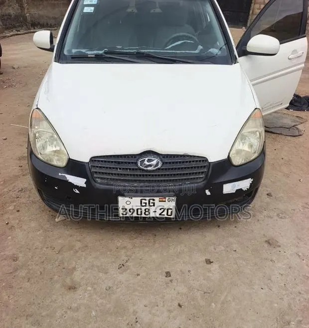 Hyundai Accent 2009 White · Photo 1