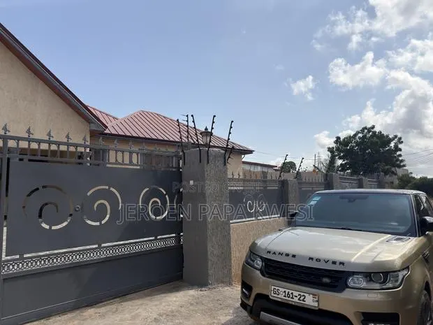 Furnished 4bdrm House in Weija for sale · Photo 1