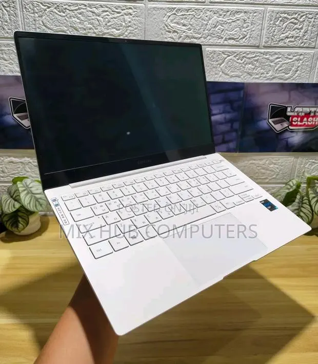 New Laptop Samsung Galaxy Book4 16GB Intel Core i7 SSD 512GB · Photo 1