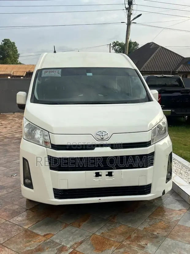 Toyota HiAce 2021 White · Photo 1