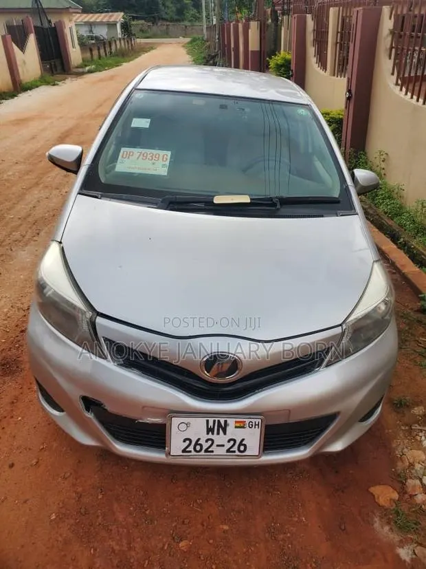 Toyota Vitz 2016 Silver · Photo 1