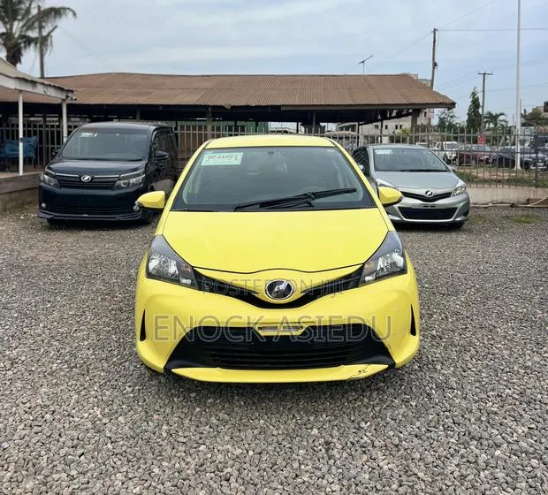 Toyota Vitz 1.3 AWD 3dr 2015 Yellow · Photo 1