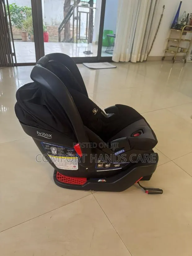 Original Britax Infant Car Seat With Installation Base. Neatly Used An