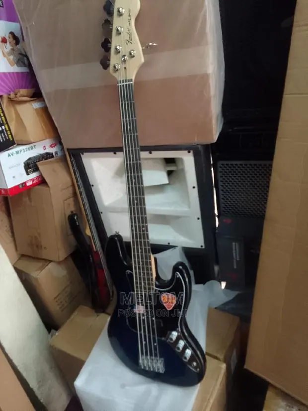 Fender Bass Guitar 5 Strings · Photo 1
