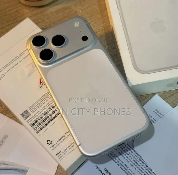 Apple iPhone 17 Pro Max 256 GB Silver · Photo 1