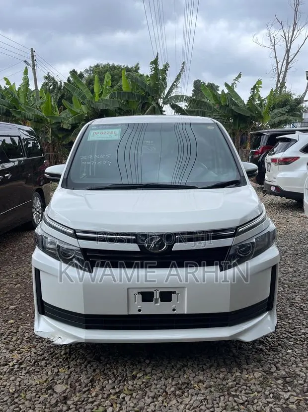 Toyota Voxy X C Package 2WD 8-Seater 2017 White · Photo 1