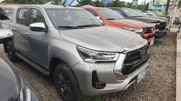 Toyota Hilux SR5+ 2026 Silver · Photo 1