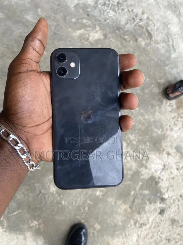 Apple iPhone 11 64 GB Black · Photo 1
