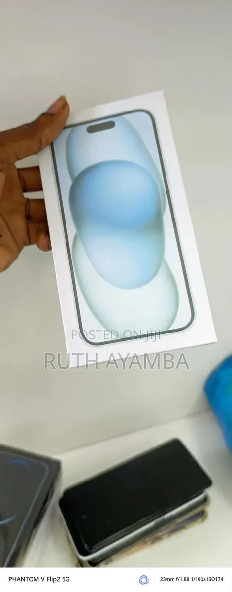 New Apple iPhone 15 128 GB Blue · Photo 1