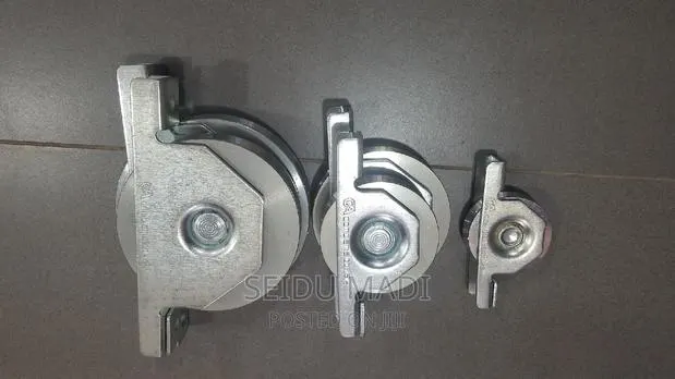 Iron Gate Caster With Bar · Photo 1