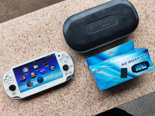 White Play Station Vita · Photo 1