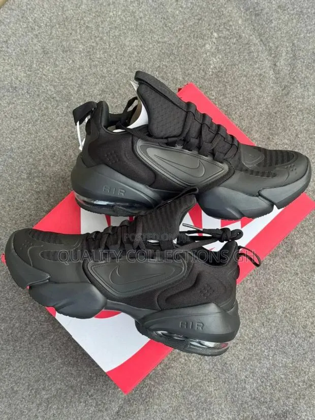 Nike All Black Sneaker · Photo 1