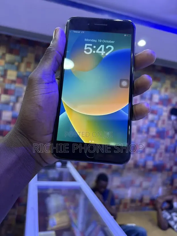 Apple iPhone 8 Plus 64 GB Black · Photo 1