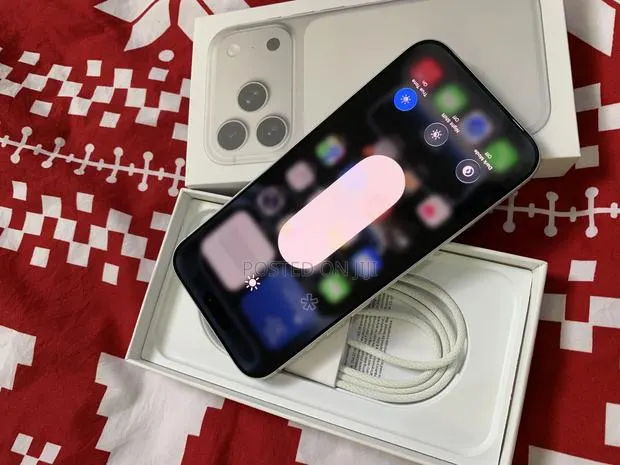 Apple iPhone 17 Pro Max 512 GB Silver · Photo 1