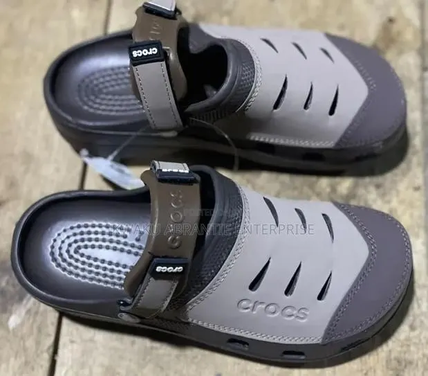 Rubber Cross Sandals · Photo 1