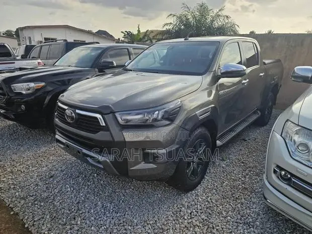 Toyota Hilux Revo Double Cab Deisel 2.4 RWD 2021 Green · Photo 1