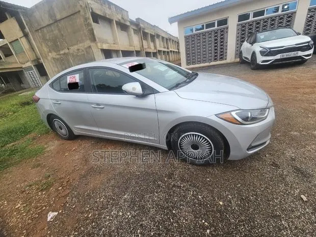Hyundai Elantra Limited Sedan FWD (2.0L 4cyl 6A) 2017 Silver · Photo 1