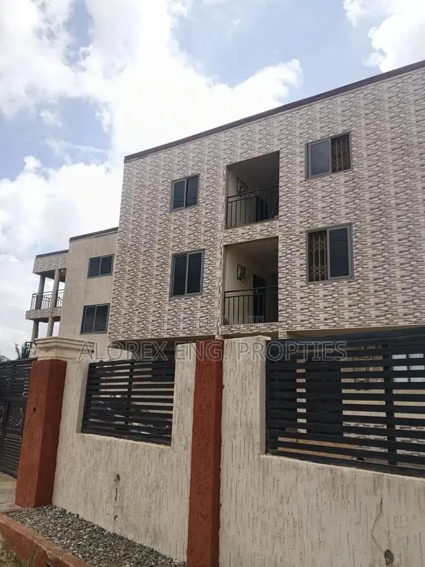 2bdrm Apartment in Adenta Amanfro, Frafraha for rent · Photo 1