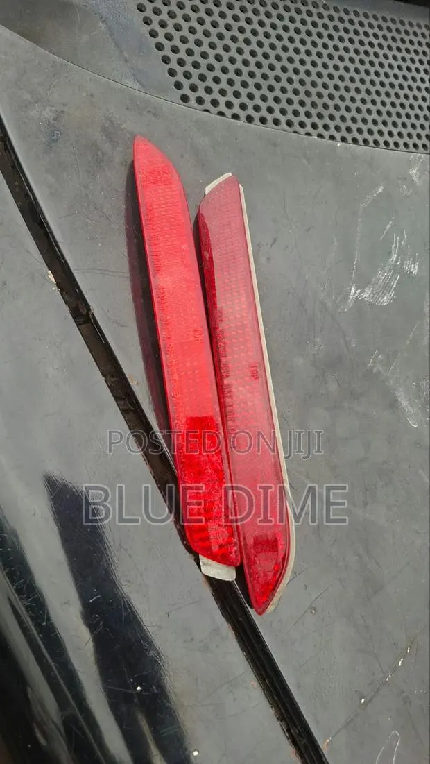 Toyota RAV 4 Rear Bumper Reflectors 2019-2025 · Photo 1