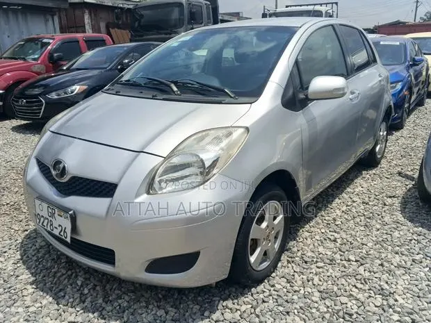 Toyota Vitz 2003 White · Photo 1
