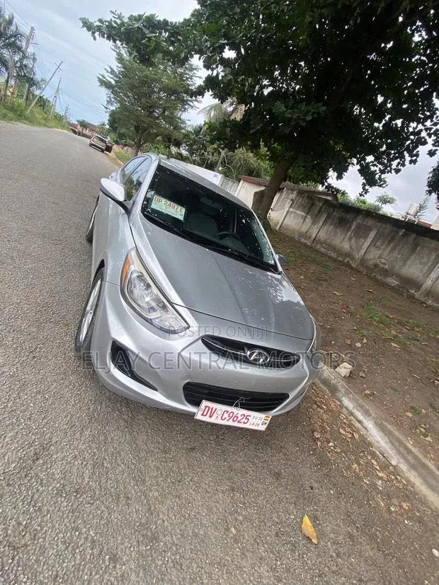 Hyundai Accent SE Sedan 2016 Silver · Photo 1