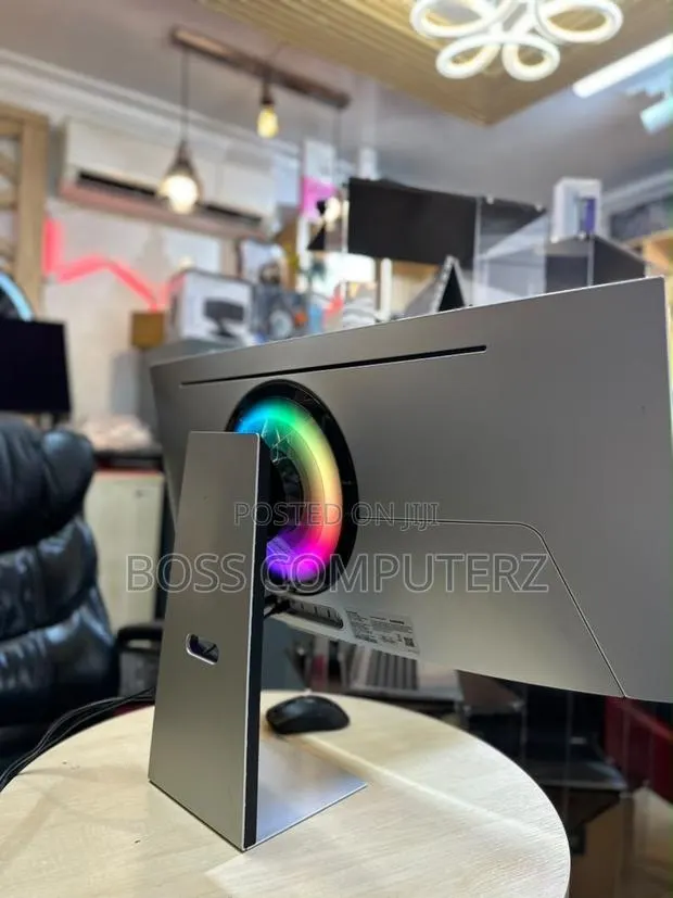 Samsung 34-Inch Curved OLED Odyssey G8 · Photo 3