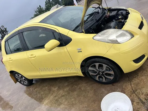 Toyota Yaris Base Hatchback 5dr 2010 Yellow · Photo 1