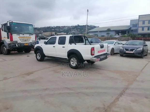Nissan Hardbody 2010 White · Photo 1