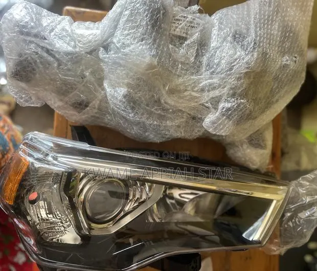4 Runner “2014, 2015, 2016,2017,2018,2019,2020” Headlight Pair · Photo 1