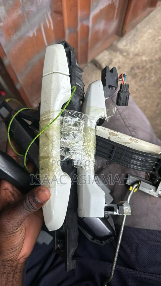 Honda CRV 2017,2018,2019,2020,2021,2022 Front / Back Door Handles · Photo 1