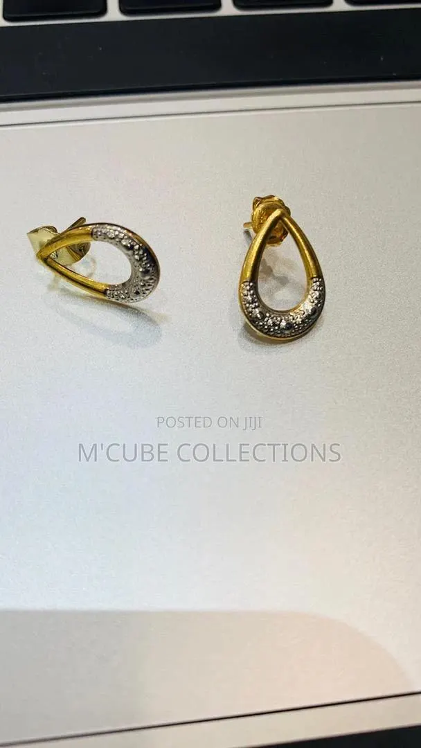 Sparkling Heart Dangle Earrings · Photo 1