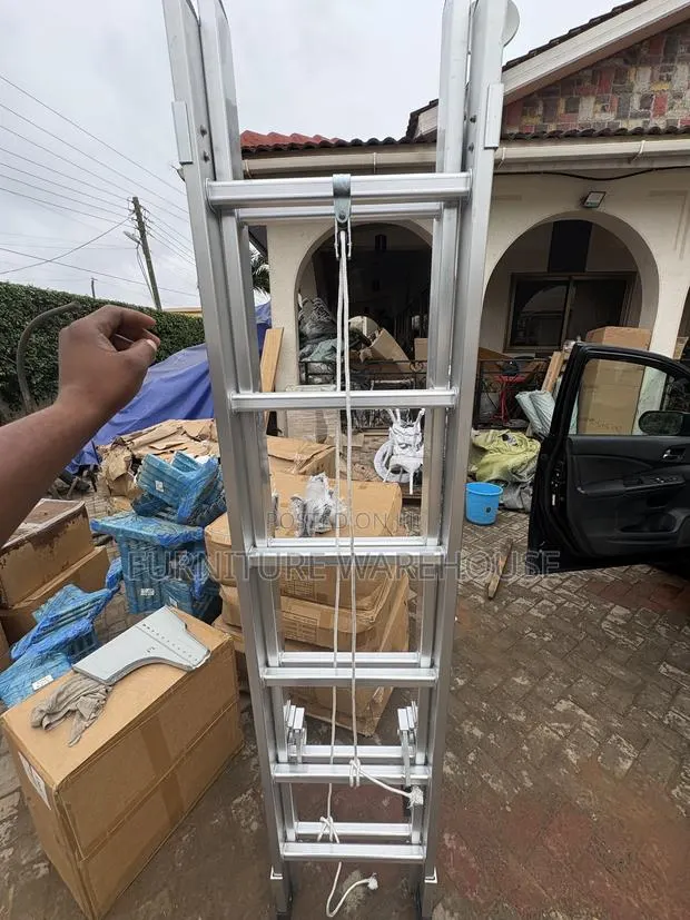 Aluminum Extension Ladder With a Rope and Pulley Syste · Photo 1