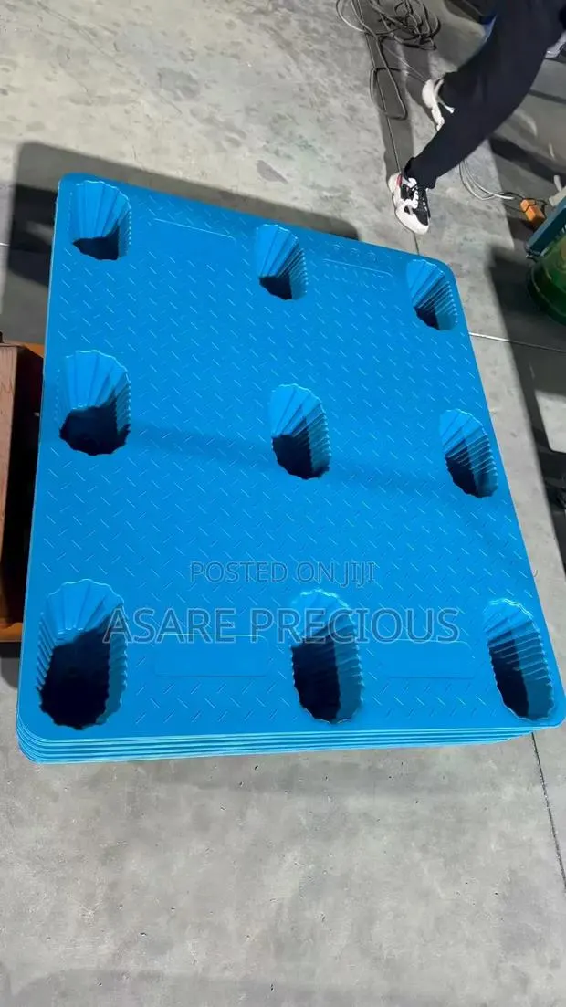 Plastic Pallets · Photo 1